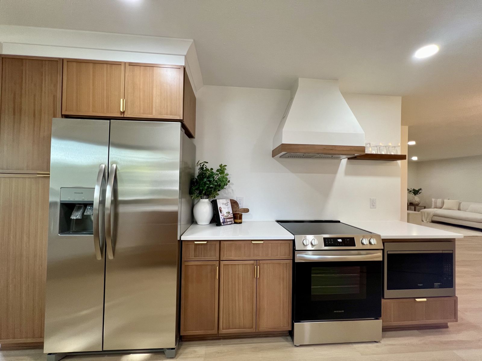 Slim Shaker two-tone kitchen, range close-up